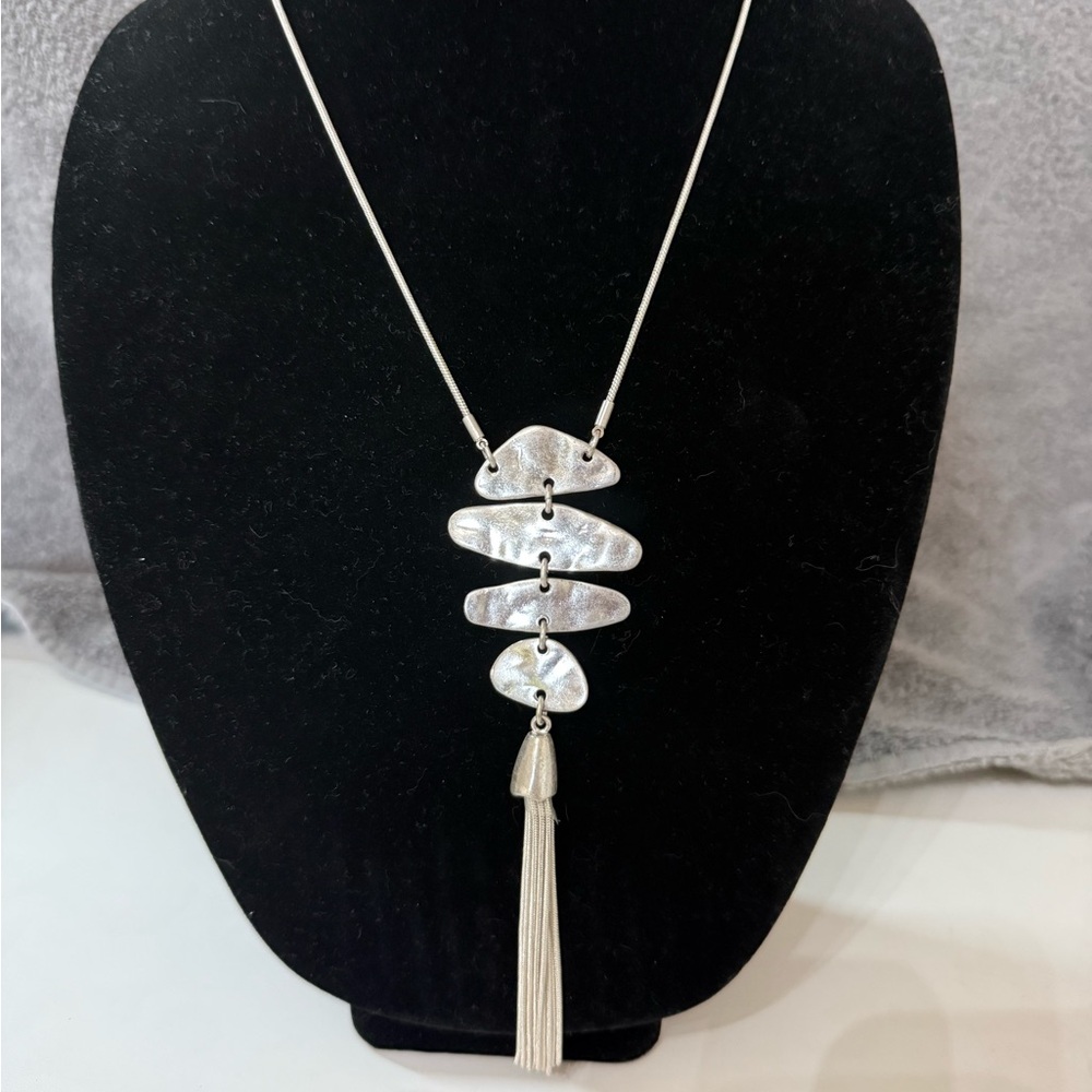 💎Elegant Silver Toned Pendant Necklace